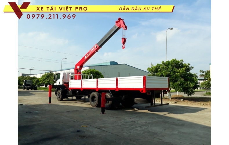 Xe tải 3 chân isuzu gắn cẩu Unic 8 tấn - Thông số và báo giá mới nhất năm 2024