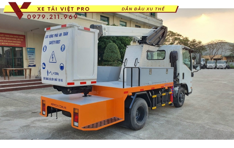 ISUZU cứu hộ sàn trượt có gắn cẩu 3 chức năng