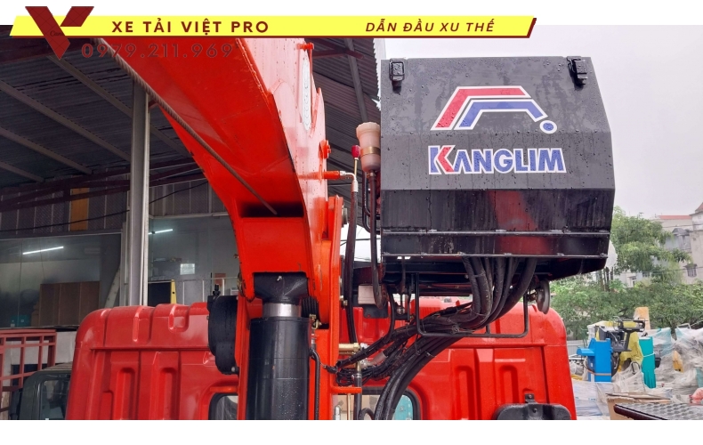 Xe tải Dongfeng 2 chân gắn cẩu Kanglim 5 tấn