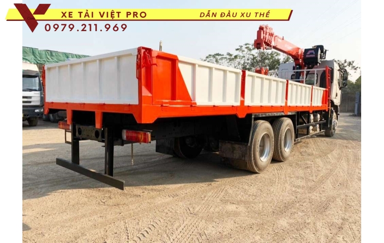 Xe Chenglong 3 chân gắn cẩu Kanglim 5 tấn