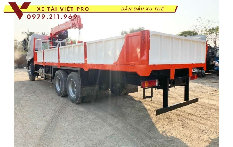 Xe Chenglong 3 chân gắn cẩu Kanglim 5 tấn