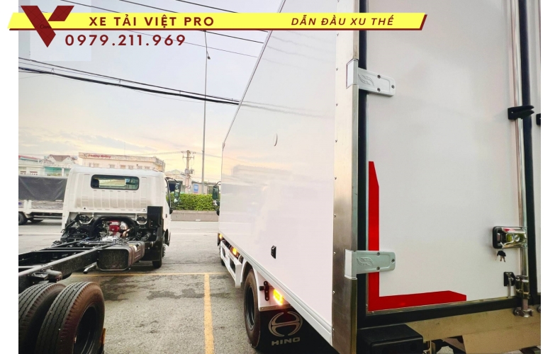 Báo giá Hino XZU 720l thùng đông lạnh  mới nhất hiện nay