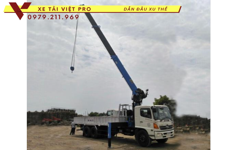 Xe tải Hino 3 chân gắn cẩu Dongyang 8 tấn - Bộ đôi bền bỉ