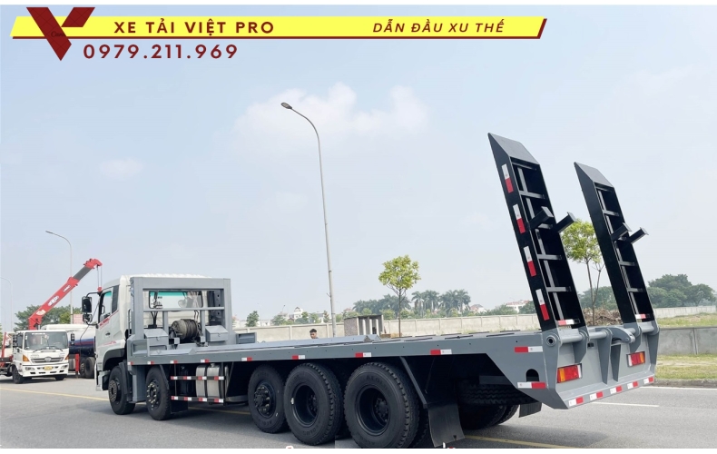 Dongfeng 5 chân nâng đầu chở máy công trình