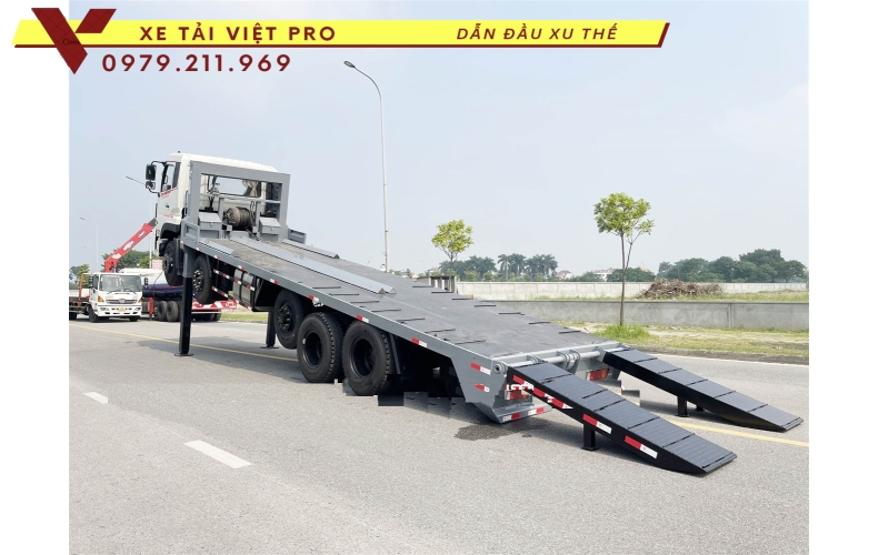 Dongfeng 5 chân nâng đầu chở máy công trình