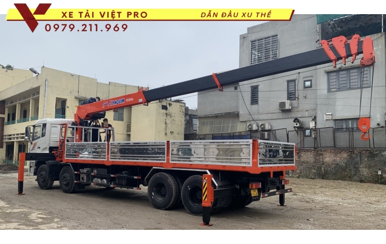Xe Dongfeng 4 chân gắn cẩu kanglim 8 tấn