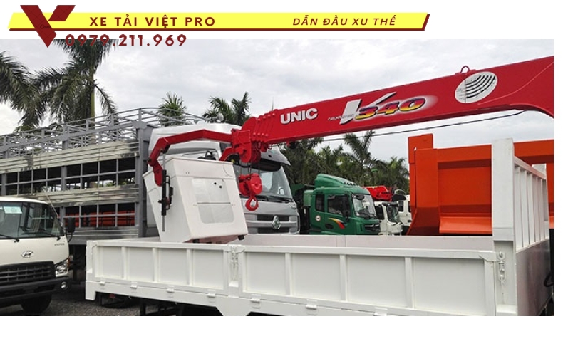 Hino XZU 730L gắn cẩu Unic 3 tấn 4 đốt