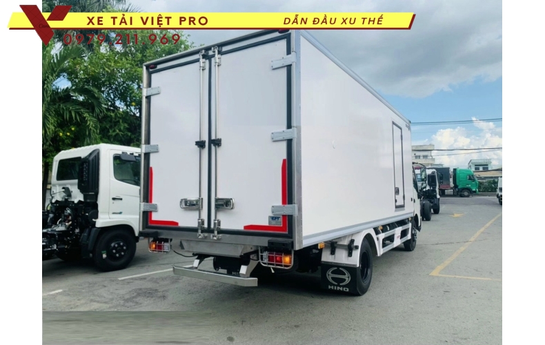 Báo giá Hino XZU 720l thùng đông lạnh  mới nhất hiện nay
